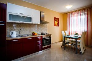 Kuchyň nebo kuchyňský kout v ubytování Rogoznica Apartments Kristina