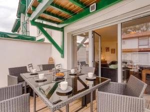 聖讓－德呂茲的住宿－MAISON LOREAK AVEC LES CLES DE LUZ，一间带桌椅的用餐室