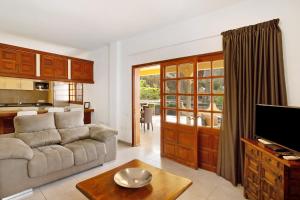 sala de estar con sofá y mesa en Casa Paraiso del Molinero, en Mogán