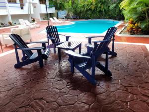 Bazén v ubytování Calypso Beach Hotel nebo v jeho okolí
