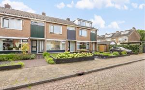 uma casa com um monte de bananas num pátio em Apeldoorn- ruime eengezinswoning met 5 slaapkamers em Apeldoorn