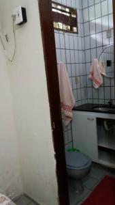 małą łazienkę z toaletą i umywalką w obiekcie João Pessoa e Cabedelo CASA CAMBOINHA w mieście Cabedelo