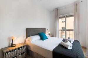 Llit o llits en una habitació de The 2nd corner: central apartment ideal for groups
