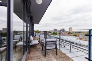 a balcony with chairs and a view of the city at The Shoreditch Escape - Lovely 2BDR Flat with Balcony in London