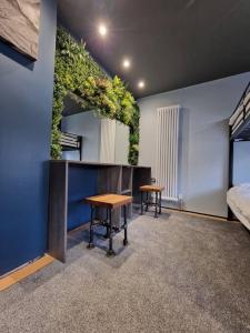 Luxury central Newcastle apartment, sleeps 8 في نيوكاسل أبون تاين: غرفة بها طاولتين ومرآة كبيرة
