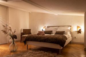 sypialnia z dużym łóżkiem w pokoju w obiekcie Maison Georges Couthon w mieście Orcet