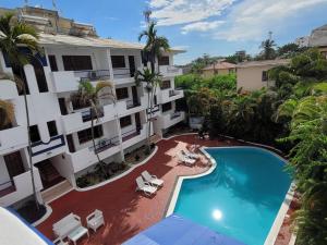 Bazén v ubytování Calypso Beach Hotel nebo v jeho okolí