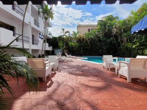Bazén v ubytování Calypso Beach Hotel nebo v jeho okolí