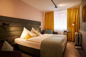 Postel nebo postele na pokoji v ubytování Hotel Mirabell by Maier Privathotels + 37 fotografií