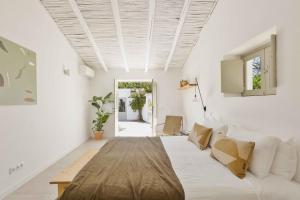 1 dormitorio con 1 cama grande y 1 mesa en Âmago Guesthouse en Santa Bárbara de Nexe