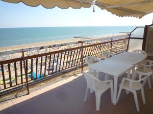 リド・ディ・イエゾロにあるMilanoのビーチを望むバルコニー(テーブル、椅子付)