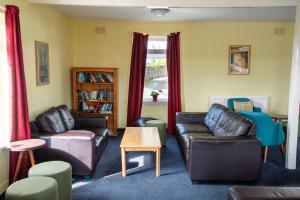 Sala de estar con 2 sofás y mesa en Kirkwall Youth Hostel, en Kirkwall