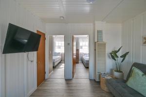 漢普頓的住宿－Charming Hampton Home with Porch, Walk to Beach!，带沙发和平面电视的客厅