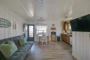 sala de estar con sofá y mesa en Charming Hampton Home with Porch, Walk to Beach!, en Hampton