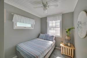 1 dormitorio con 1 cama y ventilador de techo en Charming Hampton Home with Porch, Walk to Beach!, en Hampton