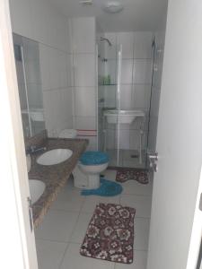 La salle de bains est pourvue d'un lavabo, de toilettes et d'une douche. dans l'établissement Quartos - Cíntia, à Fortaleza