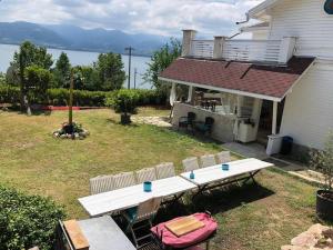 - une table et des chaises dans une cour à côté d'une maison dans l'établissement Villa with detached pool overlooking Sapanca lake, 