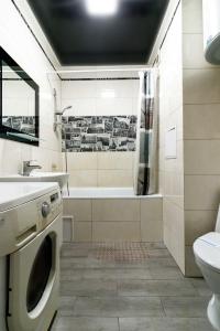uma casa de banho com uma banheira, um WC e um lavatório. em Kvartirkoff na Bogatirskaya 6a, 10 floor em Kiev