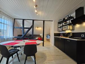 a kitchen and dining room with a table and chairs at Apartments am Saalebogen mit Gartenterrasse & Grillkamin, freie Parkplätze in Rudolstadt