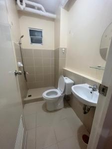 een badkamer met een toilet en een wastafel bij BRIA FLATS LAS PINAS in Manilla