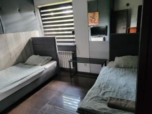 Łóżko lub łóżka w pokoju w obiekcie M Hostel