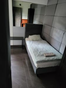 Łóżko lub łóżka w pokoju w obiekcie M Hostel
