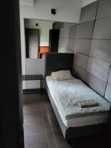 Łóżko lub łóżka w pokoju w obiekcie M Hostel