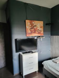 Telewizja i/lub zestaw kina domowego w obiekcie M Hostel