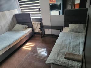 Łóżko lub łóżka w pokoju w obiekcie M Hostel