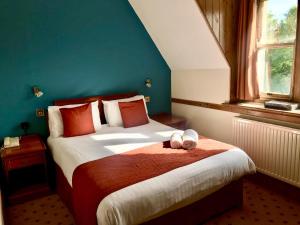 Een bed of bedden in een kamer bij Purbeck House Hotel & Louisa Lodge