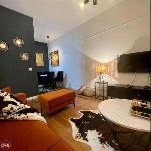 - un salon avec un canapé et une table dans l'établissement Apartment Royal, à Banja Luka
