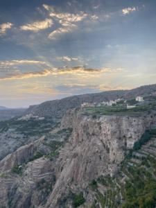 Al ‘Aqar的住宿－استراحة الشرف ALSHARAF，享有山景,设有房屋