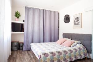 sypialnia z łóżkiem z fioletową zasłoną w obiekcie Villa au calme avec piscine w mieście Méounes-lès-Montrieux