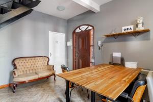 uma sala de jantar com uma mesa de madeira e uma cadeira em Studio 7 Pinheiros by Oba em São Paulo