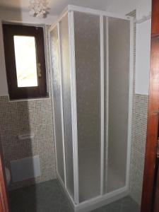 サンタンティーオコにあるCalasapone Holiday Homeのバスルーム(ガラスドア付きのシャワー付)