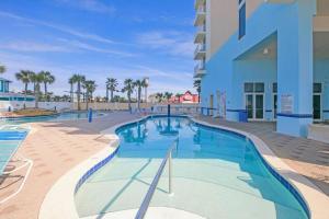 una gran piscina al lado de un edificio en Beachfront Studio #509 at Majestic, en Panama City Beach