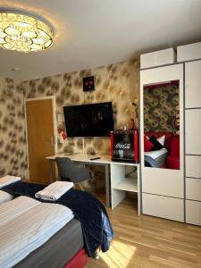 a bedroom with a desk with a computer and a bed at Diamanthaus deluxe 7 Koblenz in Koblenz