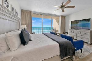 Un dormitorio con una cama grande y una ventana grande. en Beachfront Studio #509 at Majestic, en Panama City Beach 63 fotos más