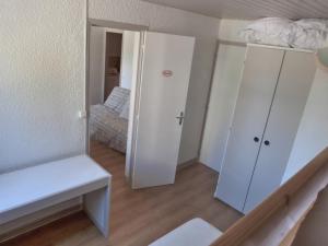 Cette petite chambre comprend un placard et un lit. dans l'établissement Clos du loup, à Uvernet