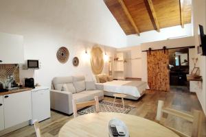 a living room with a couch and a bed at Monte das Fontainhas in Pêra