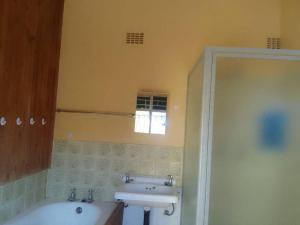 bagno con lavandino, vasca e lavandino di Holope Self-Catering Accomm a Prieska