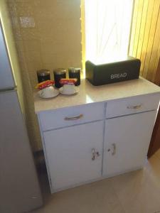 una encimera de cocina con tazones y tazas encima en Holope Self-Catering Accomm, en Prieska