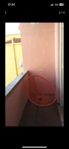una silla roja sentada en la esquina de una habitación en Quarto Vasconcelos, en Lisboa
