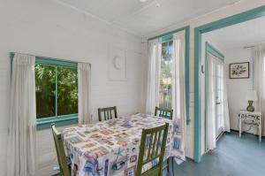 una sala da pranzo con tavolo e finestra di Tybee Island Sunset a Tybee Island