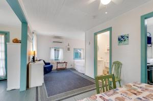 een woonkamer met een tafel en een eetkamer bij Tybee Island Sunset in Tybee Island