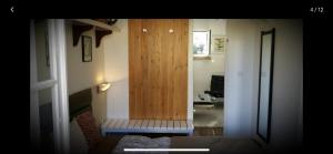 pasillo con puerta de madera en una habitación en Quarto Vasconcelos, en Lisboa
