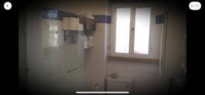 uma casa de banho com uma janela e um WC num quarto em Quarto Vasconcelos em Lisboa
