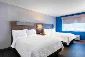 Habitación de hotel con 2 camas y ventana en Holiday Inn Express Hotel Clearwater East - ICOT Center, an IHG Hotel, en Pinellas Park