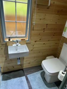 une salle de bain avec un lavabo blanc et des toilettes dans l'établissement Heron Leap, à Knaresborough