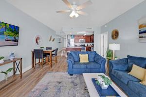 Ruang duduk di Gulfview Condo #1809 at Laketown Wharf